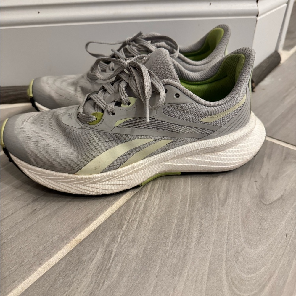 Women’s Reebok float ride size 6